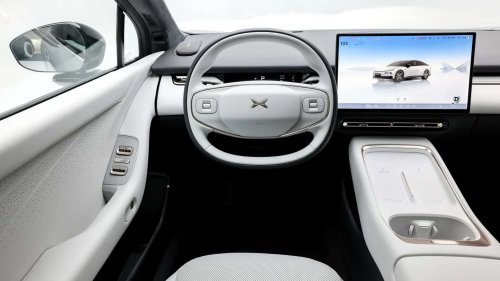 Al volante del Xpeng P7+ 2026, una berlina eléctrica oriental de representación