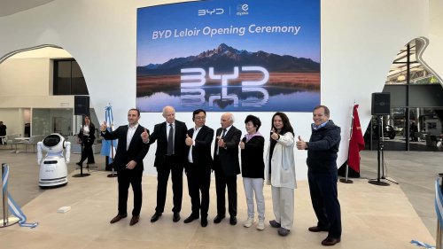 La plana mayor de BYD viajó desde China para entregar sus primeros autos en Argentina