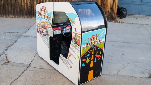 Necesitas esta máquina recreativa Atari Pole Position para tu sala de juegos