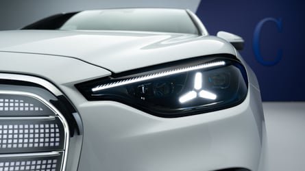 El nuevo Clase C eléctrico recupera el frontal de los Mercedes clásicos