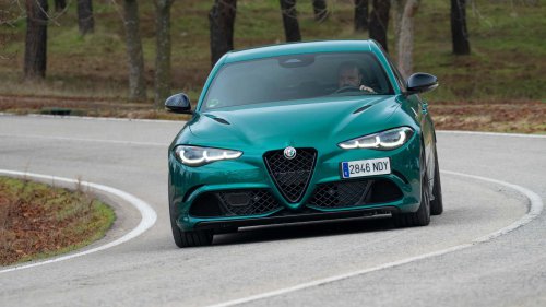 Al volante del Alfa Romeo Giulia QV 2026, una berlina deportiva de libro
