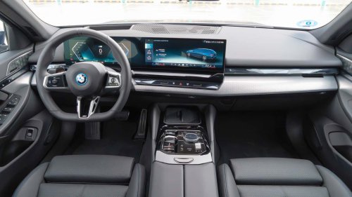 Al volante del BMW i5 eDrive40 Touring 2026, un familiar de futuro