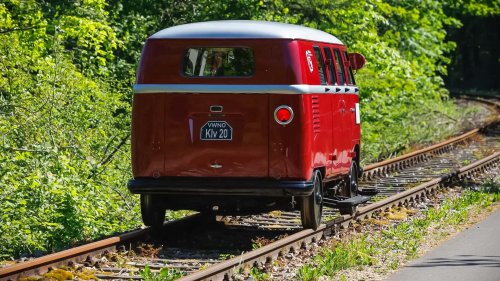 VW Bulli auf der Bremen Classic 2026: Einmal Schiene, einmal Stecker
