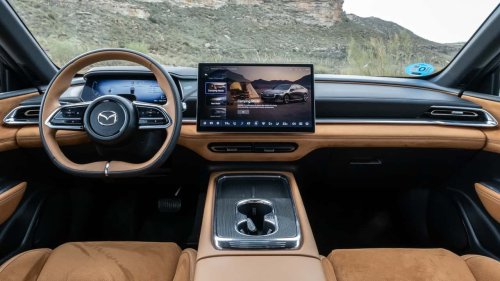 Mazda, "El foco sigue en la conducción": Mazda defiende su gran pantalla