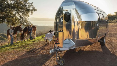 La Bowlus Frontier Edition es una caravana brillante y no sólo por el exterior