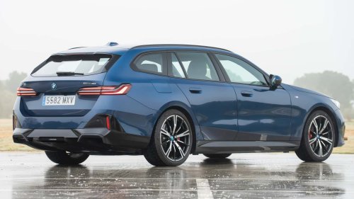 Al volante del BMW i5 eDrive40 Touring 2026, un familiar de futuro