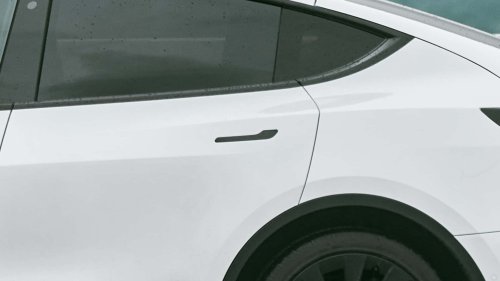 Tesla, Tesla revoit la conception de ses poignées après des cas de personnes bloquées dans la voiture