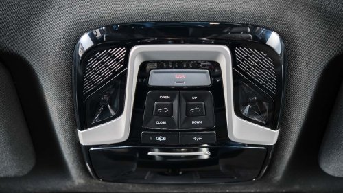 EMC 212, el interior y el maletero del nuevo todoterreno de gasolina