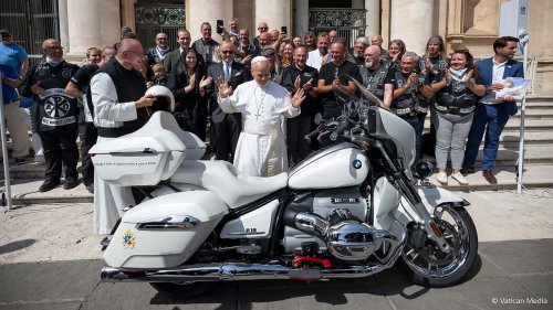 BMW R 18 Transcontinental: Papst-Motorrad erzielt hohe Summe