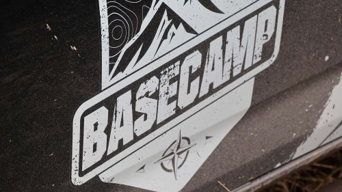 El pick-up con ducha y tienda en el techo que recorrió 5 países en 10 días