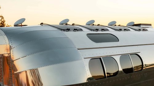 La Bowlus Frontier Edition es una caravana brillante y no sólo por el exterior