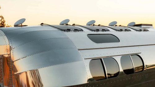 La Bowlus Frontier Edition es una caravana brillante y no sólo por el exterior