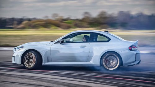 BMW, BMW M2, Verrückter BMW M2 mit über 1.000 PS driftet in einer Autofabrik