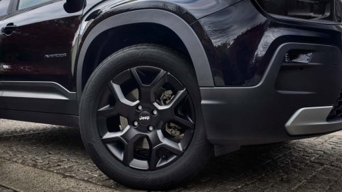 La Jeep Avenger est entièrement vêtue de noir