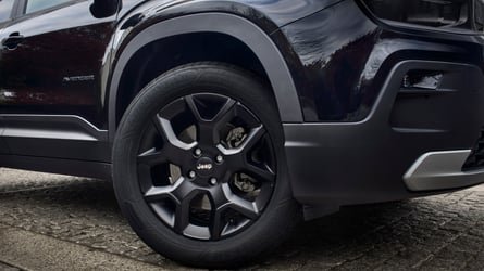 La Jeep Avenger est entièrement vêtue de noir