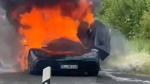 Video Mercedes-AMG yang Terbakar Ini Mematahkan Hati yang Melihat