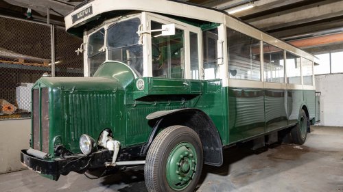 Renault vende 100 'duplicados' de su colección de coches históricos