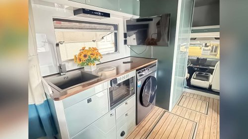 MINI, Autocaravana en China como mini ático: dos plantas y azotea