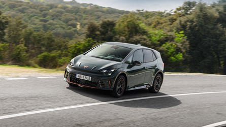 Al volante del esperado CUPRA Born  VZ 2026: con 326 CV y batería de 79 kWh