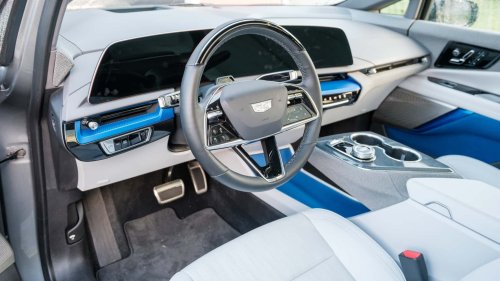 Tesla, Cadillac Optiq 2026: Peningkatan Performa dan Colokan Tesla