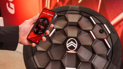 Le pneu qui lit la route avant le conducteur