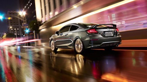 'Where Are You? 1995?": Gen Z Honda Civic Driver Tries to Get Gas from Reagan-Era Pump. Then a Worker Has to Intervene