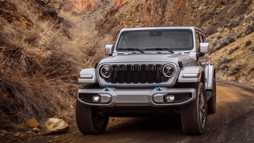 BAW 212 vs. Jeep Wrangler: Retro-Geländewagen im Vergleich