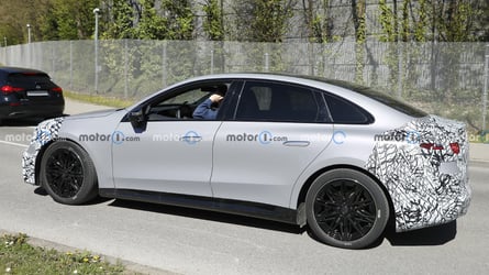 Die Elektro-C-Klasse von Mercedes verliert an Tarnung