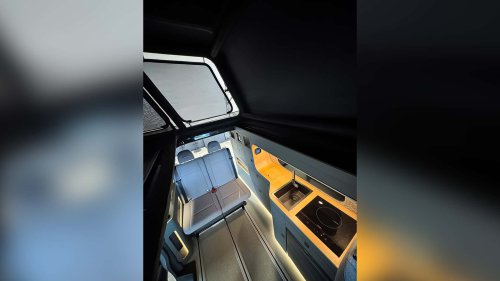 Motor diésel de 150 CV y base Ford o VW para esta camper con un gran techo desplegable