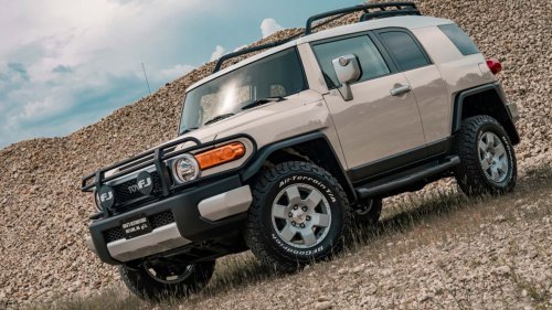 This Toyota FJ Cruiser Took 1,000 Hours to Restore. It Looks Gorgeous