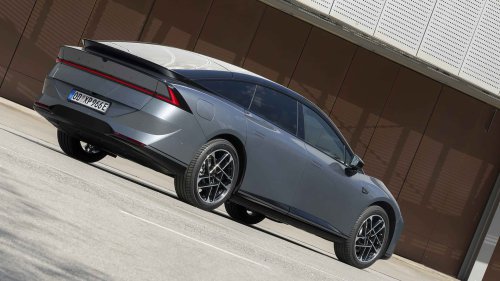 Al volante del Xpeng P7+ 2026, una berlina eléctrica oriental de representación