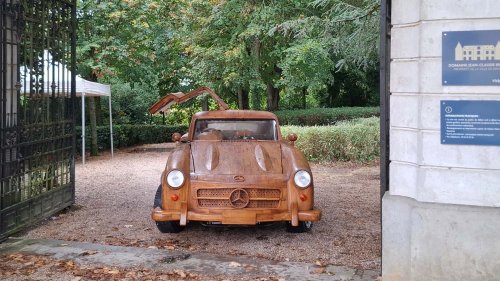 Mercedes, Une Mercedes 300E… en bois vendue aux enchères