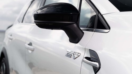 Mitsubishi Grandis 2025, al volante del SUV familiar urbano electrificado