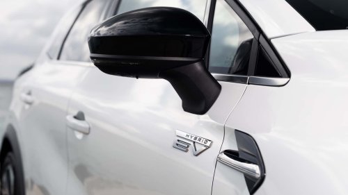 Mitsubishi Grandis 2025, al volante del SUV familiar urbano electrificado