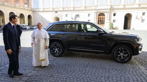 Ferrari, John Elkann offre une Ferrari au Pape Léon XIV
