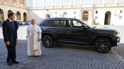 Hadiah dari John Elkann untuk Paus Leo XIV adalah Sebuah Ferrari