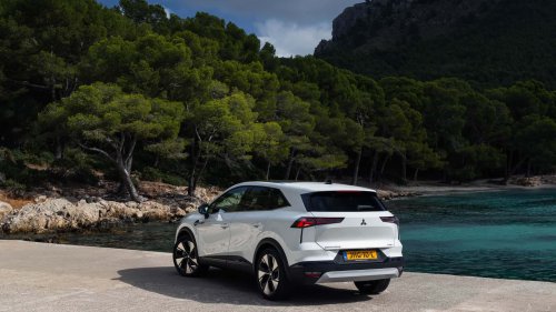 Mitsubishi Grandis 2025, al volante del SUV familiar urbano electrificado