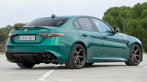 Al volante del Alfa Romeo Giulia QV 2026, una berlina deportiva de libro