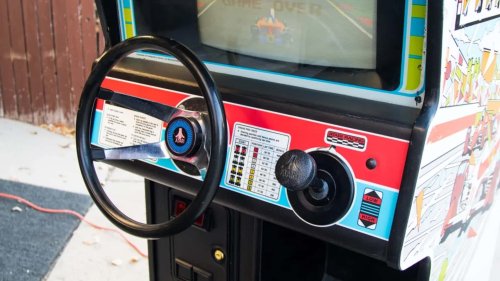Necesitas esta máquina recreativa Atari Pole Position para tu sala de juegos