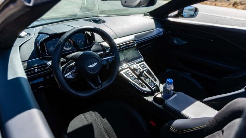 Aston Martin, Review Aston Martin Vantage Roadster: Rasa Berkendara ala Coupe