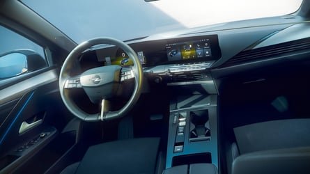 Opel apporte le V2L sur l’Astra Electric : la voiture alimente désormais les vélos