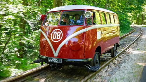 VW Bulli auf der Bremen Classic 2026: Einmal Schiene, einmal Stecker