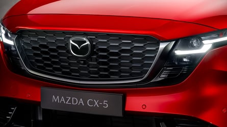 Mazda, "El foco sigue en la conducción": Mazda defiende su gran pantalla