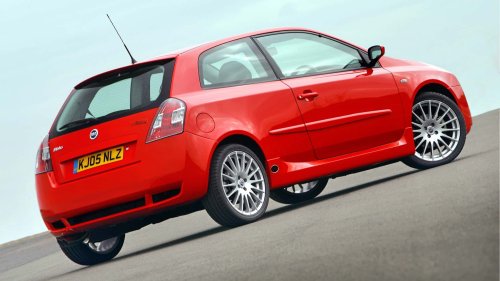 Fiat, Fiat Stilo (2001-2008): rival del Golf y pozo sin fondo