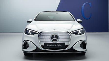 El nuevo Clase C eléctrico recupera el frontal de los Mercedes clásicos