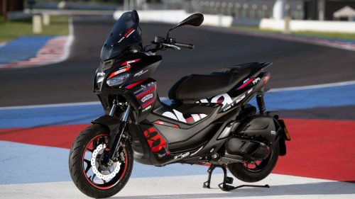 Este scooter de Aprilia luce una decoración de MotoGP