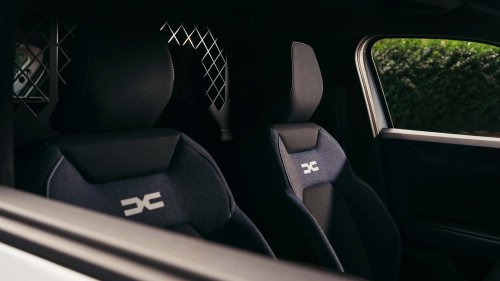 Truk Dacia Ini Memiliki Tempat Tidur Kecil yang Lucu