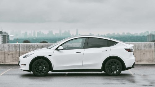 Tesla, Tesla revoit la conception de ses poignées après des cas de personnes bloquées dans la voiture