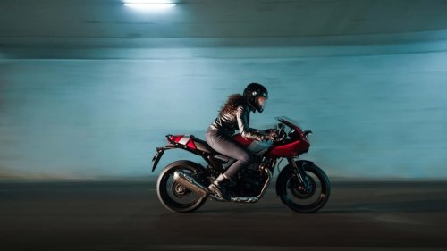 Triumph apunta a las naked de inicio con la Thruxton 400 y la Tracker 400