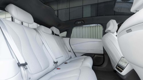 Al volante del Xpeng P7+ 2026, una berlina eléctrica oriental de representación